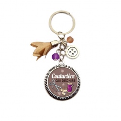 Porte clés ou bijou de sac  "Couturière qui déchire"