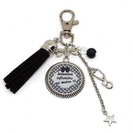 Porte-clés ou bijou de sac "Attention infirmière qui déchire"