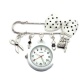 Broche montre avec cadran inversé pour le personnel soignant